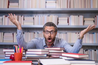 İspanyol öğretmen bilgisini ve eğitimini paylaşıyor. Sınıfta öğretmenlik dersi. Okulda öğretmenler sınıfı. Okula dönüyorum. Sınıfın işyerindeki öğretmen. aşırı çalışma.