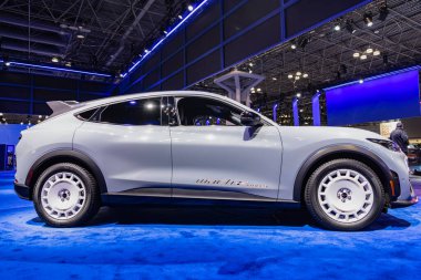 New York City, ABD - 27 Mart 2024: Ford Mustang Mach-E SUV elektrikli araba New York Uluslararası Otomobil Fuarı, yan görüş.