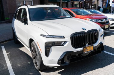 New York City, ABD - 31 Mart 2024: BMW X7 modern araba açık havada, köşe manzaralı.