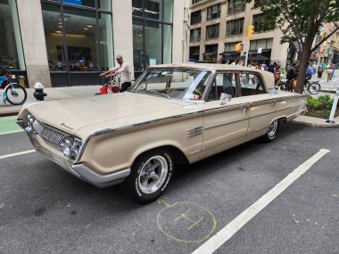 New York City, ABD - 17 Ağustos 2023: Mercury Montclair 1964 model klasik araba caddeye park edilmiş, yan köşe manzaralı.