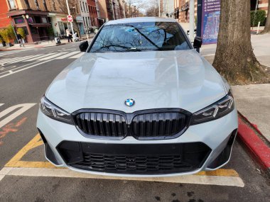 New York City, ABD - 27 Şubat 2024: BMW 3 lüks araba sokağa park edilmiş, ön manzara.