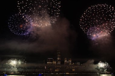 New York Manhattan havai fişekleri arifesinde. Manhattan 'da havai fişekler. New York 4 Temmuz Havai fişekleri. Flashing Fireworks ile New York City Skyline Manhattan. Bağımsızlık Günü