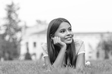 Yazın çimenlikte rahatlayan güzel bir kız, fotokopi alanı. Bir kızın yaz çimlerinde rahatlarken çekilmiş fotoğrafı. Kız yaz bahçesinde dinleniyor. # Kız çimenli yaz çimlerinde dinleniyor #.