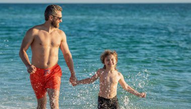 Baba oğul, yaz tatilinin tadını çıkarıyor. Denizde baba ile oğul arasında özel anlar. Baba oğul bağ kurma ilişkisi. Baba oğul deniz sahilinde koşuyor. Unutulmaz yaz tatili.