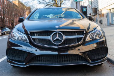 New York City, ABD - 15 Mart 2024: 2014 Mercedes Benz E550 lüks araba açık hava, ön manzara.