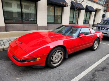 New York City, ABD - 27 Şubat 2024: Chevrolet Corvette C4 lüks araç dışarıda park halinde, köşe manzaralı.