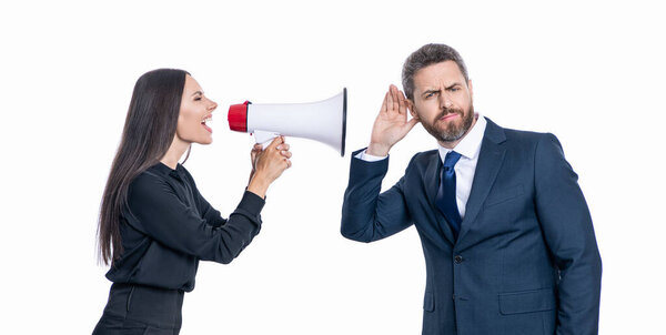 Предприниматели вступают в конфликт из-за повышения. Предприниматели решают конфликты. Концепция соперничества. бизнес-конфликт. деловая женщина кричит на сотрудника громкоговорителем. Взять вину на себя.
