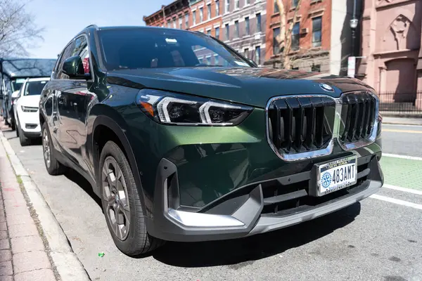 New York City, ABD - 31 Mart 2024 BMW X1 xDrive28i lüks araba, ön köşe manzaralı.