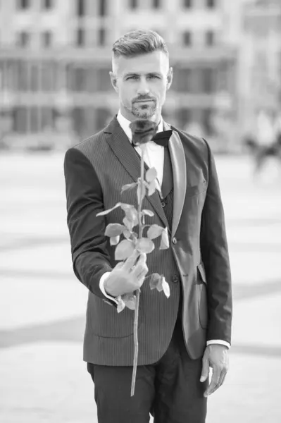 Elegant Man Brudgum Smoking Brudgummen Bär Smoking Båge Utomhus Romantisk Stockbild