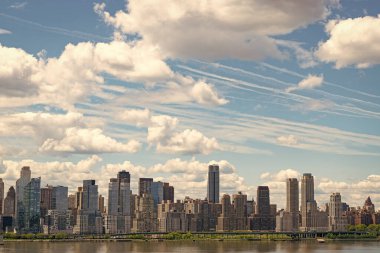 New York 'un gökdelen binası. Kentsel mimari. Manhattan ve Hudson River şehir merkezinde. Metropolitan şehri. New York şehir merkezi. Manhattan silueti. New York şehri. ABD şehir merkezi manzarası.