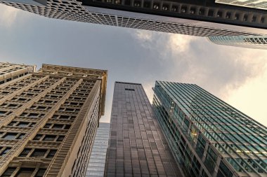 Şehir merkezinde gökdelenli bir şehir. Dışarıdaki ofis binası. Gökdelen mimarisi. Camsı yüzlü bir gökdelen. Modern şehir binası. Metropolis City 'de bir gökdelen. düşük açı.