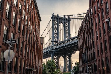 Aşağı Manhattan 'ı Brooklyn' e bağlayan köprü. New York şehir mimarisi. New York 'taki Manhattan Köprüsü. Manhattan 'daki tarihi köprünün mimarisi. Turist fotoğraf merkezi.