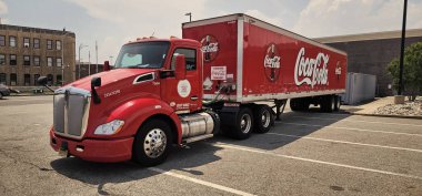 New York, ABD - 08 Temmuz 2023: Kenworth T680 Coca-Cola kamyon taşımacılığı.