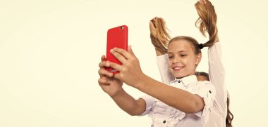 Kızlar, çocuklar selfie çekiyor. Okul arkadaşları bloglarında ve telefonla selfie çekiyorlar. Okul çocukları sınıfta selfie çekiyor. Okula dönüyorum. Alan reklamını kopyala.