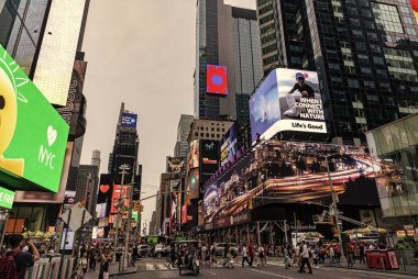 New York City, ABD - 09 Temmuz 2023: Times Square of town Manhattan, New York şehir merkezi. Reklam panosu olan bir sokak. New York 'un Broadway Caddesi. Kalabalık ve ışıklar.