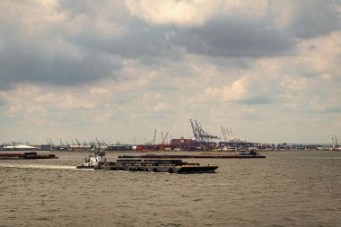 New York, ABD - 25 Temmuz 2023: Liman tesisi, ithalat konteynırları.