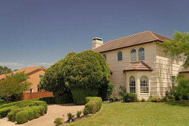 Amerikan villası olan banliyö yerleşim yerlerinde modern kır evi mimarisi.