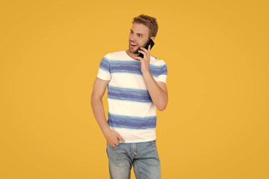 Şaşırmış adam konuşmak ve konuşmak için telefon kullanıyor..