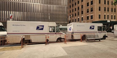 New York City, ABD - Haziran 04, 2023: USPS dağıtım kamyonları binaya park edildi..