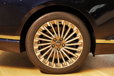 New York, ABD - 06 Ağustos 2023: Genesis G80 siyah Hyundai elektrikli araba sürücüsü tekerlek kenarı.