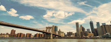 Brooklyn 'de panoramik manzara. Brooklyn 'deki tarihi köprünün mimarisi. şehir köprüsü mimarisi. Manhattan 'daki Brooklyn Köprüsü' nün manzarası. New York 'taki Brooklyn Köprüsü. Doğu nehri.