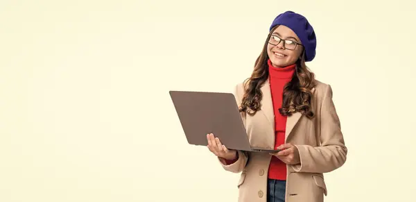 Edukacja Online Dla Dziewczyny Laptopem Blogowanie Blogu Szkolnego Uczennica Wykształceniem — Zdjęcie stockowe