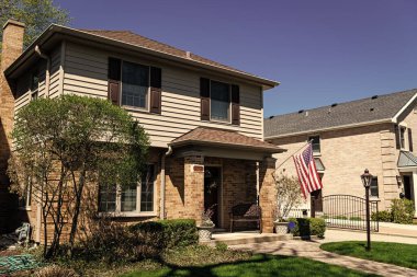 yazlık köy. Mahalledeki bir banliyö kulübesinin dışında. mimari tasarım. Modern yazlık ev. Mimarlık konsepti. İkamet mimarisi. Modern villa cephesi. konut.