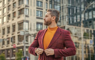 Ceketli, hırslı, beyaz bir adamın fotoğrafı. Beyaz adam tarzı açık hava. Sokakta beyaz adam stili. Kafkasyalı erkek tarzı dışarıda..