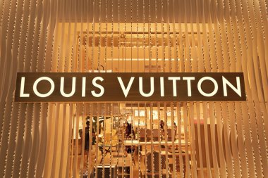 New York City, ABD - 05 Ağustos 2023: Luois Vuitton Lüks Market çanta, bagaj.