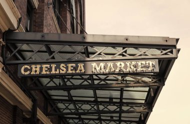 New York City, ABD - 05 Ağustos 2023: Chelsea Market, 75. Cadde, yemek salonu, alışveriş merkezi, ofis binası ve televizyon üretim tesisi.