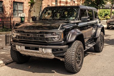 New York City, ABD - 05 Ağustos 2023 Ford Bronco Black Diamond SUV siyah, ön taraf manzaralı, park edilmiş.