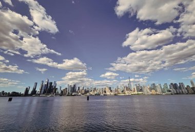 Manhattan silueti. New York şehri. New York 'un gökdelen binası. Kentsel mimari. Manhattan şehir merkezi ve metropol şehri. Büyük şehir manzarası. New York şehir merkezi. NYC 'nin mimari mücevheri..