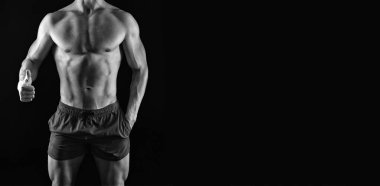 Gövdesi olan kaslı bir sporcu, kopyalama alanı. Sporcu gövdesinin kırpılmış görüntüsü. Siyah arka planda izole edilmiş spor atletinin kaslı gövdesi. Stüdyo kaslı gövde çekimi. spor ve spor.