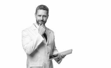 Tablet tıbbi kaydı olan beyaz önlüklü doktor beyaz arka planda izole edilmiş. Tıbbi kayıtlar. Tıbbi kaydı olan bir tıp çalışanı. Boşluğu kopyala.