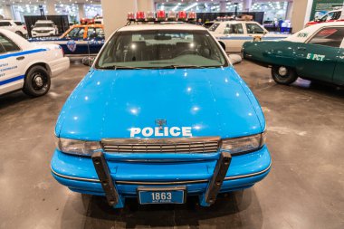 New York City, ABD - 27 Mart 2024: Chevrolet Caprice NYPD polis arabası New York Uluslararası Otomobil Fuarı, ön manzara.