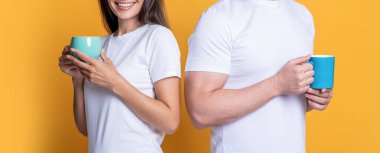 Sıcak bir ilişki. Evde kahve molası. Sarı üzerine izole edilmiş kahve içen aile çifti. Sabah kahvesi vakti. İki adam ve bir kadın çay içiyor. Aile günü. Espresso zamanı..