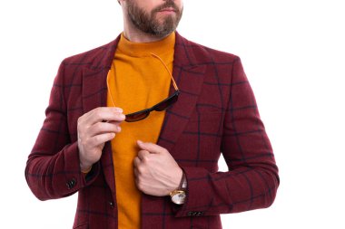 Erkek giyim tarzı. Ceketli, güneş gözlüklü şık bir adam. Sıradan erkek modası. Günlük erkek giyim tarzı iş. Beyazda izole edilmiş. İş ceketi giyen şık bir adam. Saf zarafet..