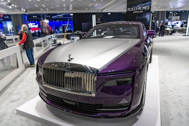 New York City, ABD - 27 Mart 2024: Rolls Royce Spectre New York Uluslararası Otomobil Fuarı 'nda lüks araba, ön köşe manzarası.