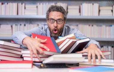 Okul öğretmeni eğitimi sever. Okul kütüphanesindeki kitap kurdu ineği. Üniversite profesörü öğrenme ve öğrenme. Okul eğitimi. Okula dönüyorum. Kitaplı üniversite eğitimi. Günlük hayat öğretmeni..