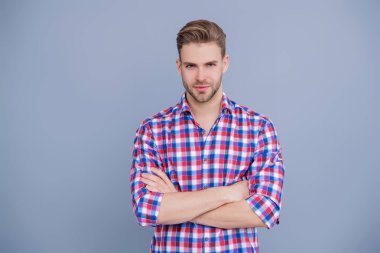 Cilt bakımı ve erkeklerin güzellik anlayışı. Kafkasyalı milenyum adamı. Gri tişörtlü adam izole edilmiş. Saç stili olan yakışıklı bir adam. Moda erkek modası. Normal erkek stili. Yakışıklı bir adamın portresi..