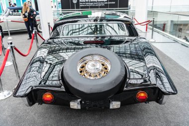 New York City, ABD - 27 Mart 2024: 1971 Stutz Blackhawk eski otomobil New York Uluslararası Otomobil Fuarı, arka görüş.