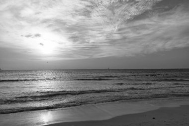 Güneş doğarken deniz manzarası. Güneş doğarken deniz manzarası. Yaz mevsiminin doğuşunda deniz manzarası. Deniz manzarası, güneş doğarken gökyüzünde.