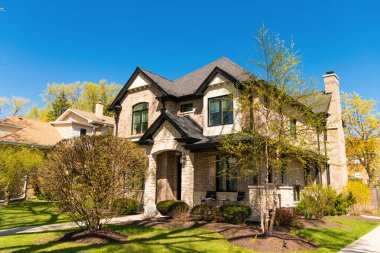 Banliyö kır evi mimarisi. Modern banliyö evi. Açık alanda bir apartman. Mahalledeki banliyö yazlık evi. Banliyö yazlık evi. Banliyö sokağı.