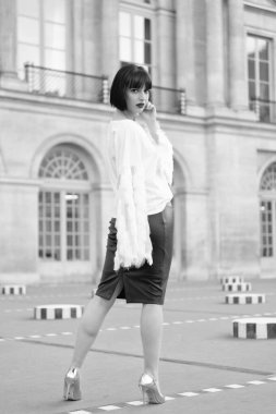 Modaya uygun esmer kız modelinin arka görüntüsü. Havalı esmer kız dışarıda. Dışarıdaki şık esmer kız. Sokaktaki şık esmer kız..