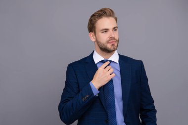 Takım elbiseli iş adamı griyi izole etti. Başarılı ve profesyonel iş adamı. İş adamı portresi. Başarılı bir iş. Girişimcinin başarısı. Ofis müdürü. Başarılı erteleyici.