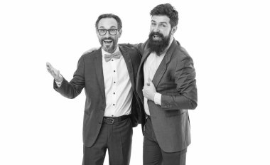 Meslektaşımla gurur duyuyorum. Sizi iş ortağıyla tanıştırayım. Erkek girişimciler beyaz arka plan. İş ekibi. İş adamları konsepti. Erkekler sakallı resmi takım elbiseler. Başarılı bir ortaklık. Başarı elde et.