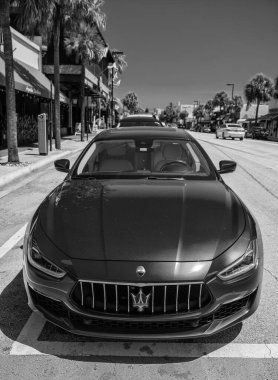 Miami, Florida ABD - 25 Mart 2023: kırmızı 2016 Maserati Ghibli S Q4 parkedilmiş araç, üst görünüm.