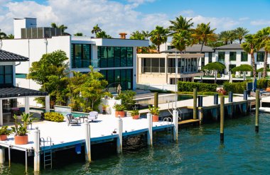 Tropik cennet tatil beldesinde yaz tatili. Yatı olan lüks bir yazlık villa. Yaz cennetinde tatil. Yazın lüks bir tatil köyü. Florida 'nın tropikal körfezine git. Uzak egzotik varış yeri.