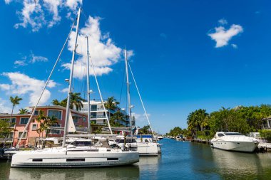 Yaz tatilini rahatlatmak için bir villa. Yatı olan modern bir villa. Yelkenliyle açılmak. Tropik cennet. Villa 'da tatil yeri. Yatı olan lüks bir villa. Lüks yaz tatili.