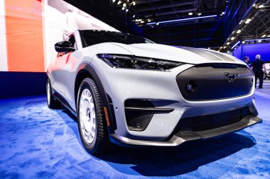 New York City, ABD - 27 Mart 2024: Ford Mustang Mach-E SUV elektrikli araç New York Uluslararası Otomobil Fuarı, köşe görüş.
